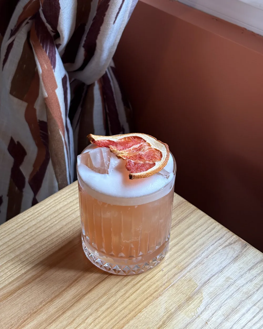 Cocktail à la figue préparé au bar