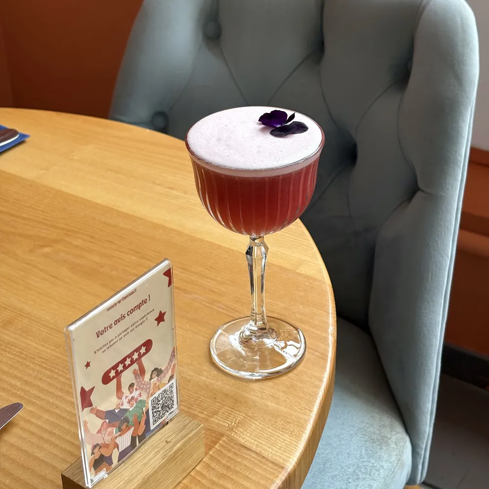 Cocktail signature servi en salle