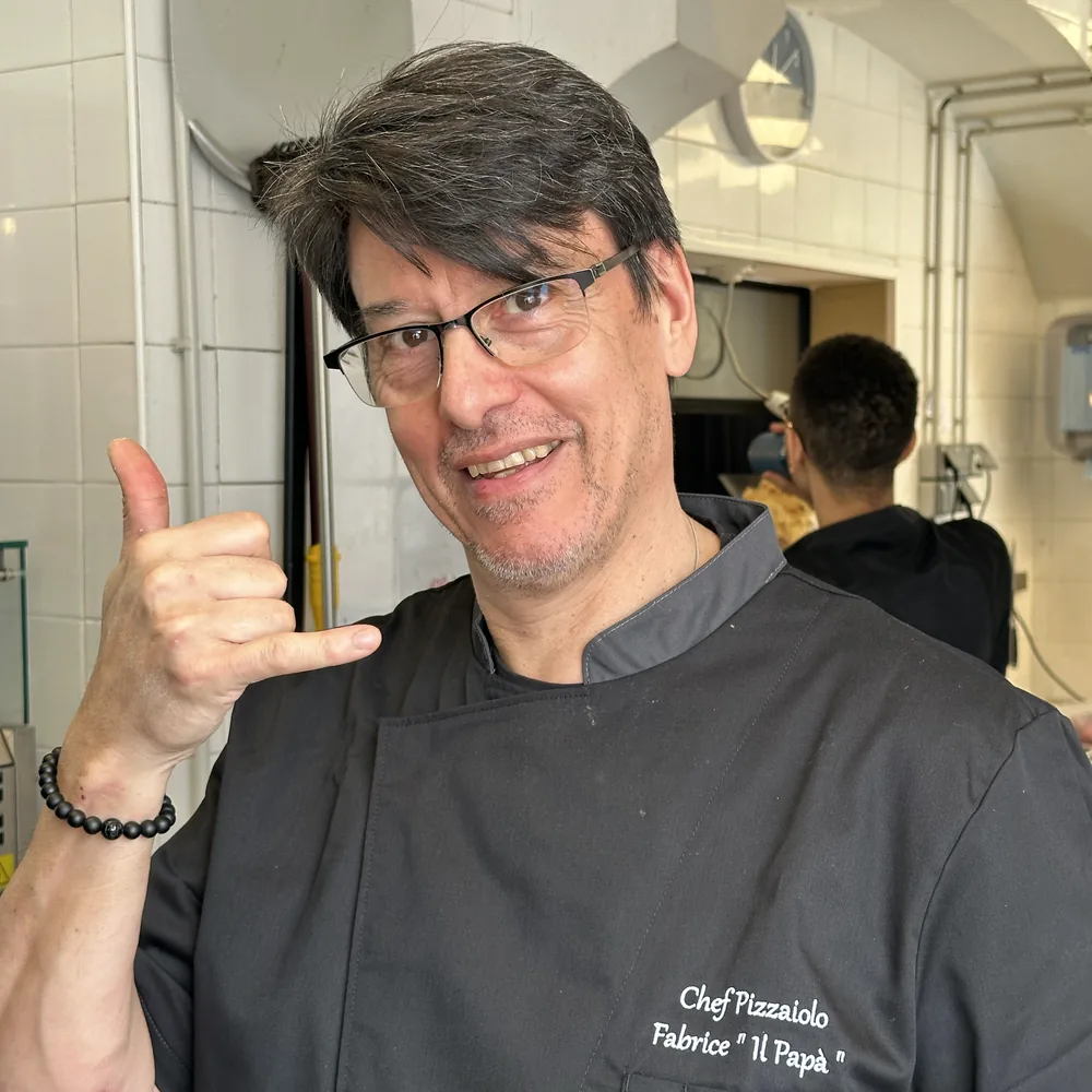 Fabrice, chef pizzaiolo, en cuisine