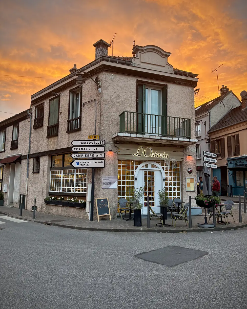 La façade de L’Osteria de Chevreuse au coucher du soleil
