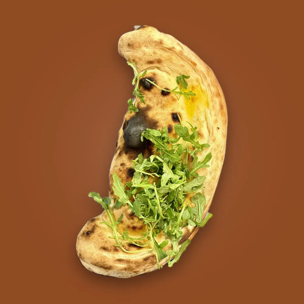 Pizza Calzone al Tartufo — crème de truffe noire, mozzarella fior di latte, champignons, jambon blanc