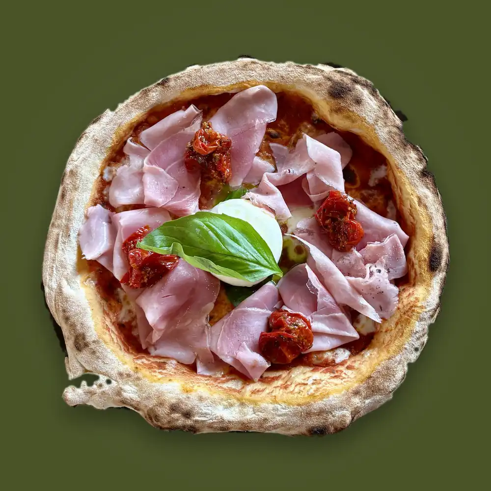 Pizza Cotto — sauce tomate, mozzarella fior di latte, jambon blanc, tomates cerises rôties, burrata