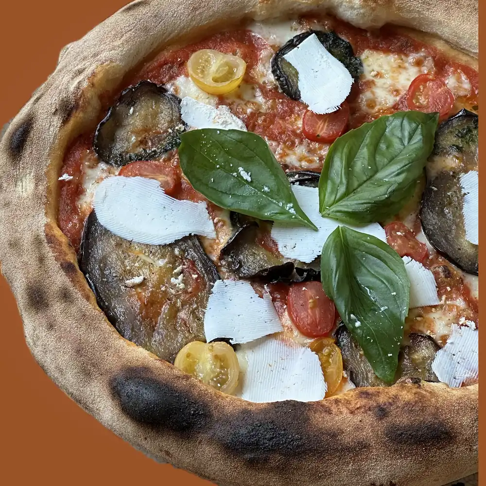 Pizza La Norma — sauce tomate, mozzarella fior di latte, tomates cerises, ricotta salée, basilic frais