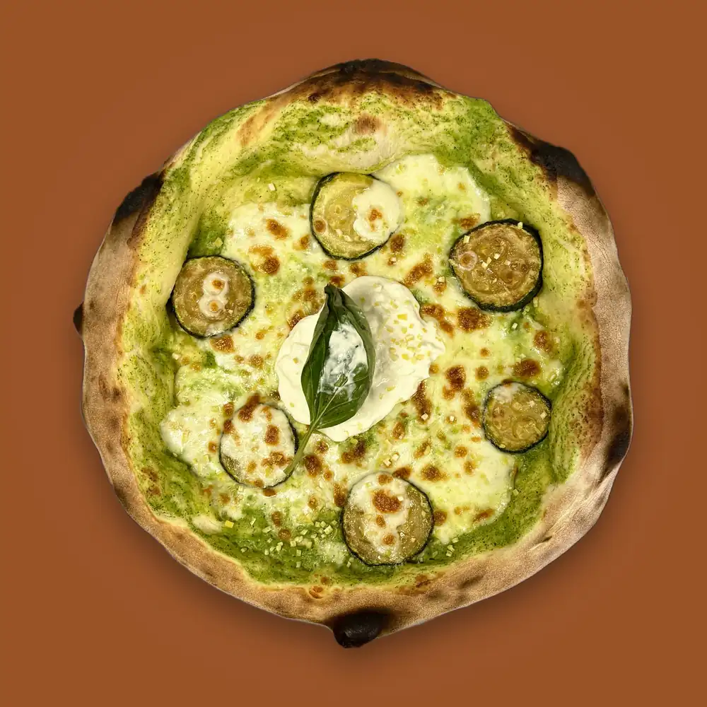 Pizza Zucchine e Stracciatella — crème de courgette, mozzarella fior di latte, courgettes frites, stracciatella, zeste de citron