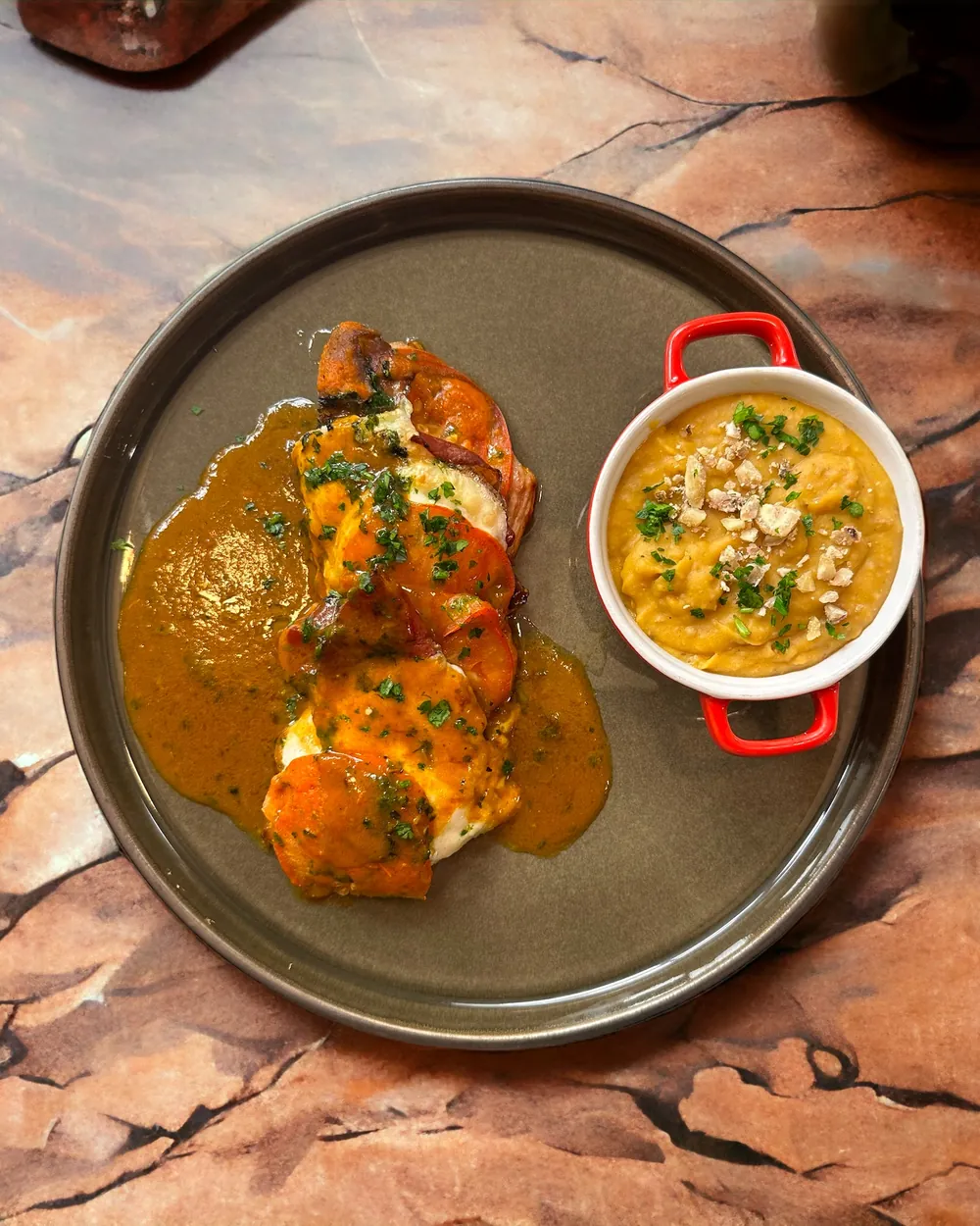 Plat maison en sauce et sa purée