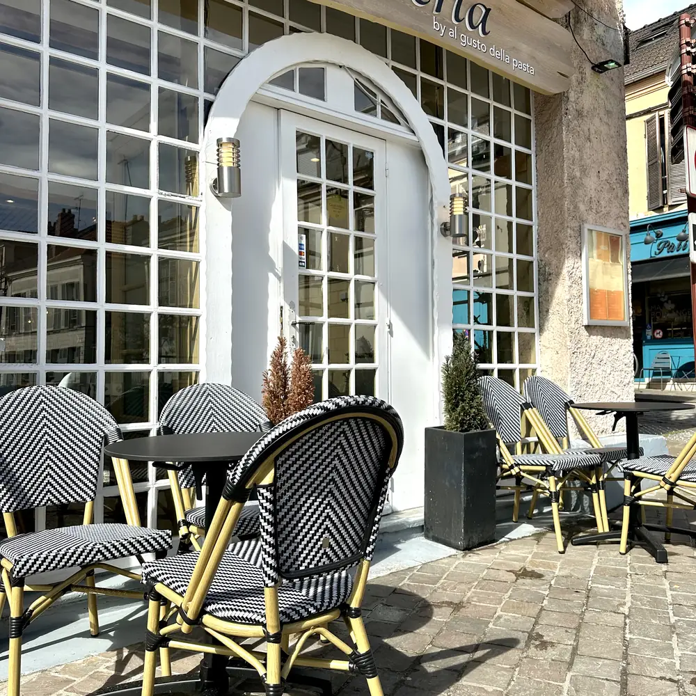 La terrasse de L’Osteria, rue de la Division Leclerc