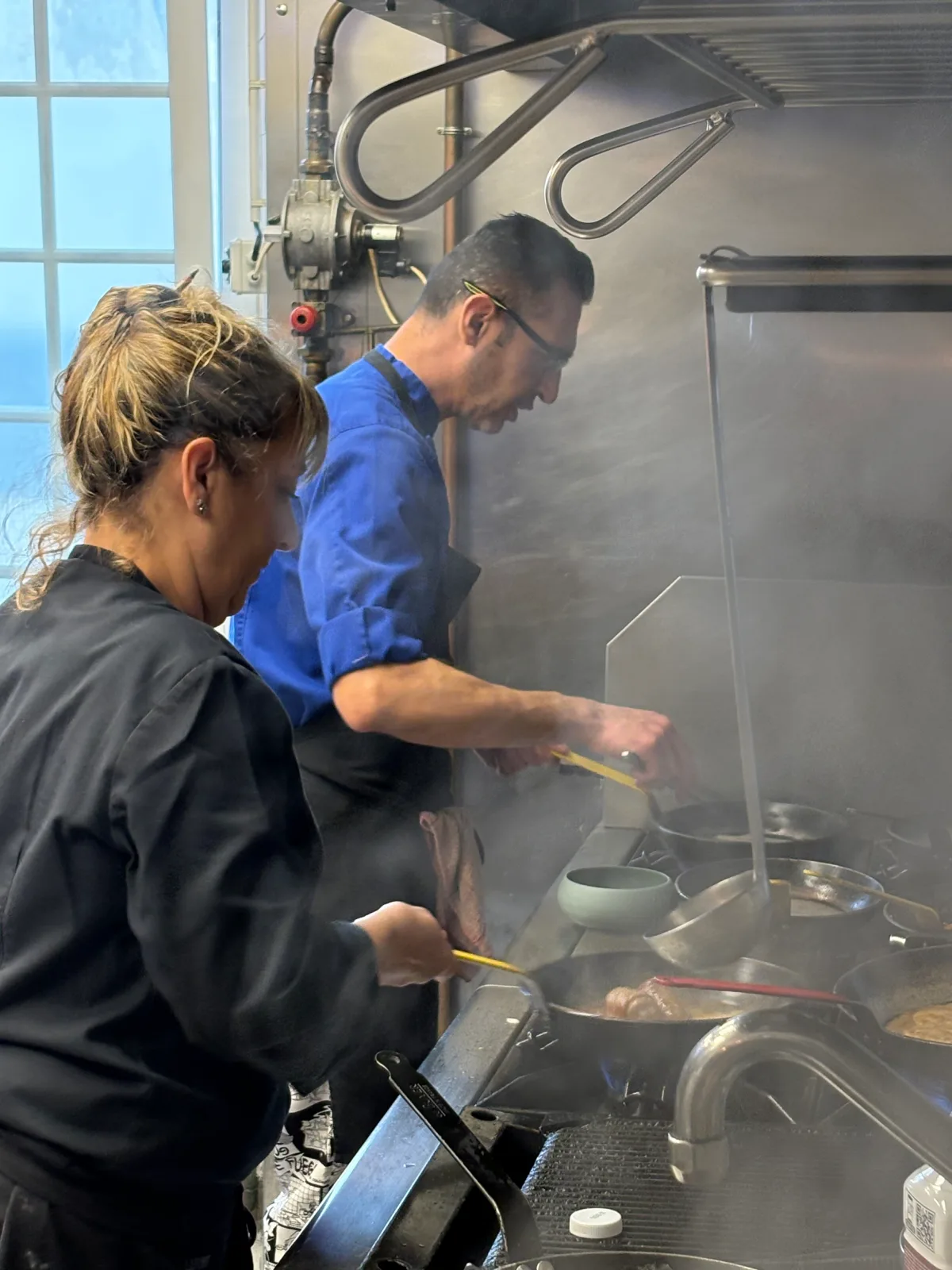 Cuisiniers dans une cuisine fumée