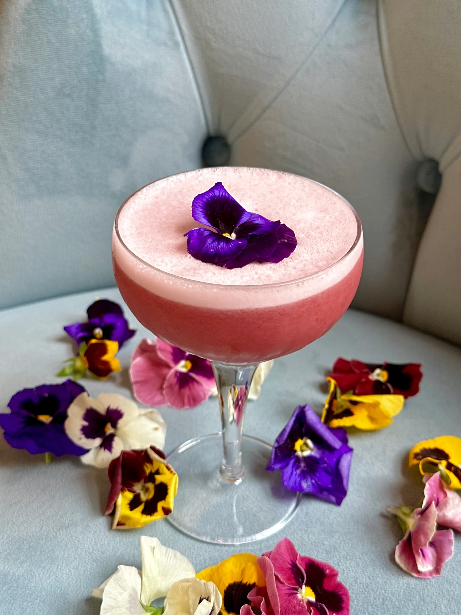 Cocktail décoré de fleurs comestibles