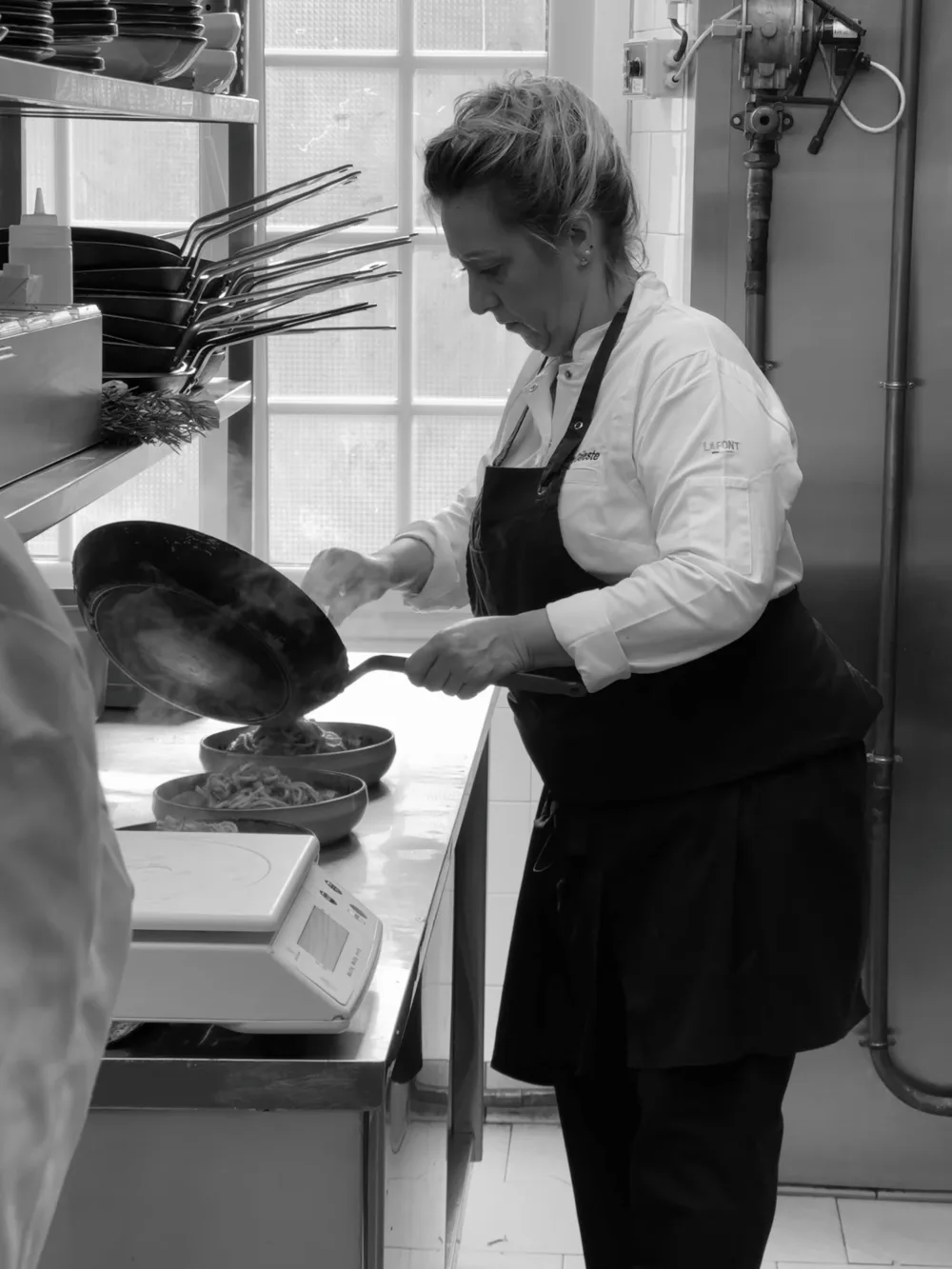 Chef préparant des plats en cuisine