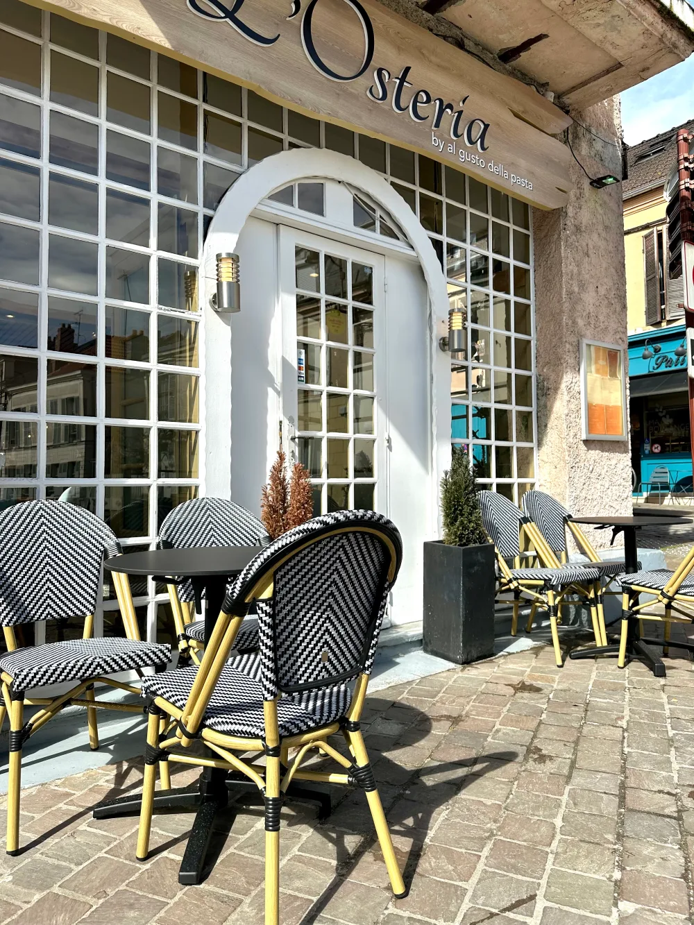 Terrasse d'un restaurant ensoleillé