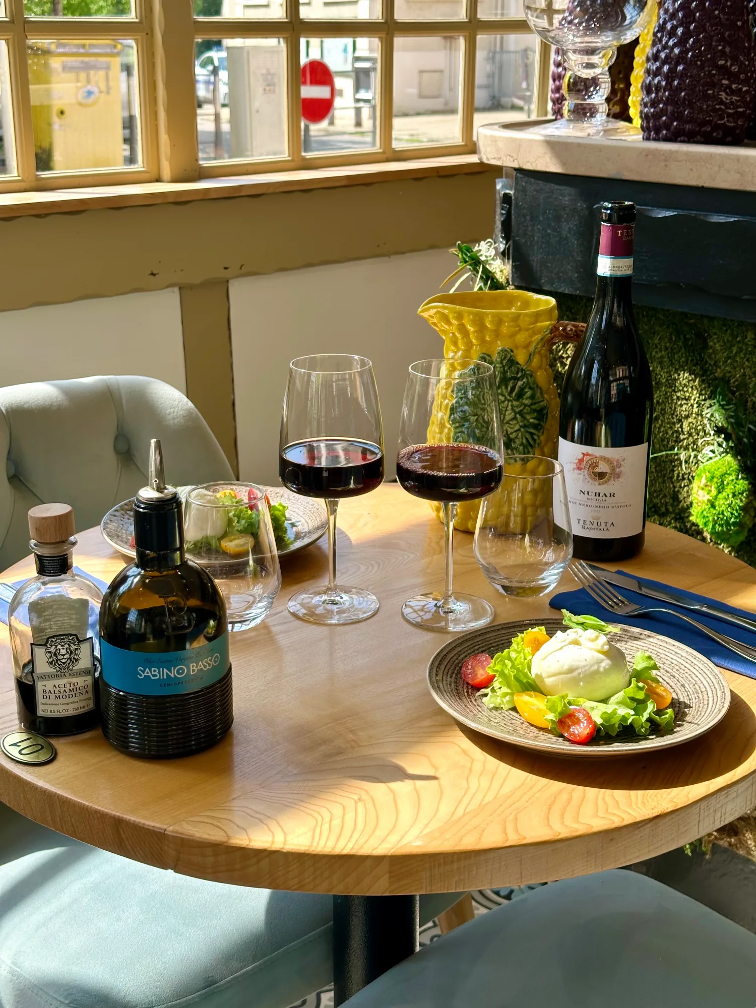 Table avec vin et salade