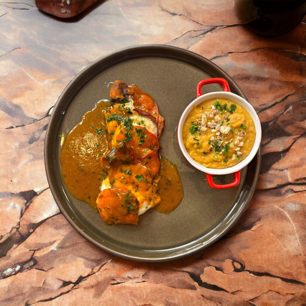 Deux plats avec frites